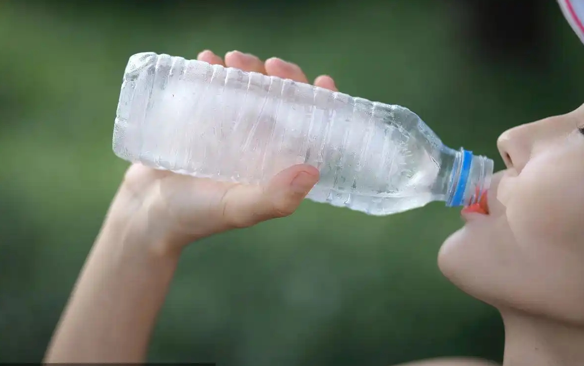 喝瓶裝水